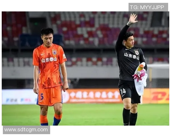 王大雷与足球明星同框合影展现运动激情与友谊的瞬间 王大雷与足球明星同框合影展现运动激情与友谊的瞬间