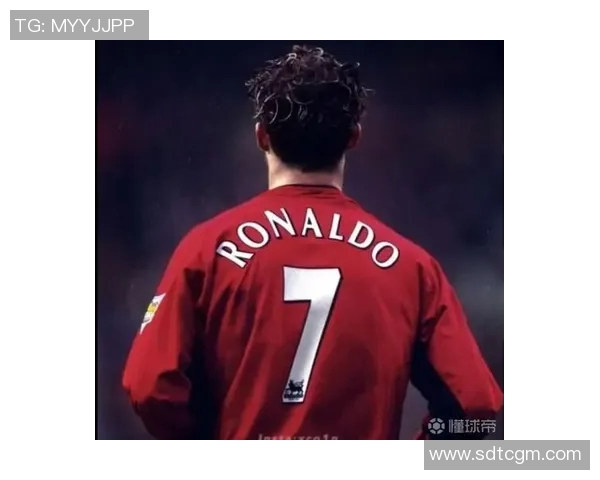 足球明星在比赛中展现背影的精彩瞬间与独特魅力解析 足球明星在比赛中展现背影的精彩瞬间与独特魅力解析